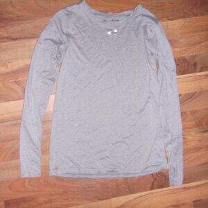 under armour Size extra small loose womans athletic long sleeved tee shirt t